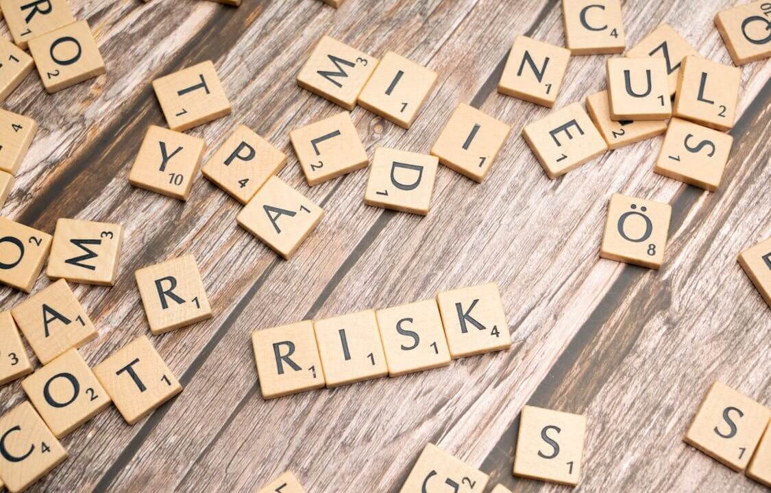obrazek z literami ułożonymi w słowo "risk"